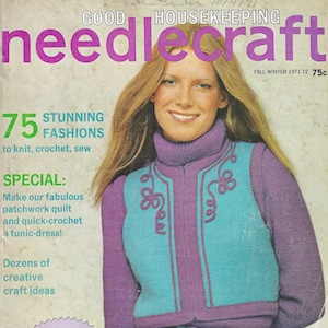 Può includere: Copertina della rivista Good Housekeeping needlecraft, autunno-inverno 1971-72. Raffigura una donna con un completo in maglia turchese e viola. La copertina include testo sulla moda per lavorare a maglia, all'uncinetto e cucire, con uno speciale sulle trapunte.