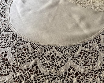 Mantel blanco vintage reciclado con borde antiguo tejido a mano.