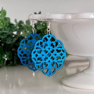 Boucles d&#39;oreilles turquoise en bois découpées au laser : bijoux modernes légers