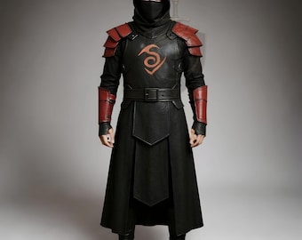 Disfraz de asesino de cuero para cosplay, traje de guerrero ninja, armadura medieval LARP, túnica negra y roja.