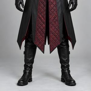 Front and back views of a handmade black and burgundy leather plague doctor costume featuring a long gothic coat, quilted red panels, lace-up chest, buckle closures, waist belt, fur-trimmed shoulders, high collar, split coat tails, matching leather bracers, black gloves, pants, tall boots, wide-brim hat, and classic beak mask with round red lenses. Ideal for Halloween cosplay, gothic steampunk events, Renaissance fairs, LARP, costume parties, stage performances, and dark fantasy looks.