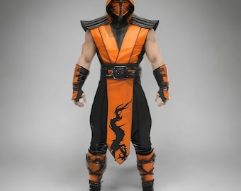 Puede incluir: Un disfraz de cuerpo entero en naranja y negro. El disfraz incluye una máscara con capucha, hombreras y un cinturón con una hebilla grande. La mitad inferior del disfraz es negra con un panel naranja con un diseño de dragón negro.