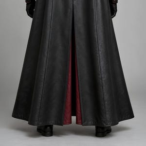 Men’s black and burgundy plague doctor leather costume featuring a long gothic hooded coat, quilted red leather chest panel, fur-trimmed shoulders, lace-up front closure, waist belt, matching leather bracers, gloves, and medieval-style detailing. Front and back views show the full-length dark fantasy coat with red accents, hood, shoulder armor, and flowing silhouette, ideal for Halloween, LARP, gothic cosplay, Renaissance fairs, and medieval fantasy events.