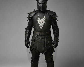 Puede incluir: Una armadura negra completa con un casco con cuernos. La armadura presenta un emblema de dragón blanco en el pecho y se completa con guantes y botas. El fondo es gris liso.