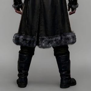 Black leather Viking armor costume with a long fur-trimmed medieval coat, sleeveless inner armor vest, layered leather panels, wide waist belt, fur-trimmed shoulders, long sleeves, adjustable straps, and matching leather leg armor. Rugged Norse-inspired outfit for men, ideal for Halloween, Viking cosplay, LARP, Renaissance fairs, medieval festivals, fantasy conventions, winter events, themed parties, and photoshoots. Handmade with custom sizing and customization options.