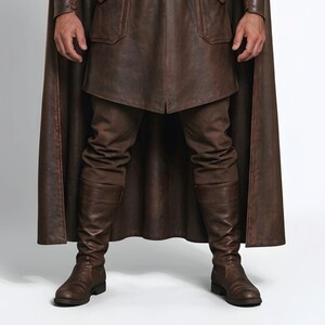Men’s brown Viking leather tunic with a full-length matching cloak, large light fur shoulder collar, lace-up neckline, wide leather belt, front utility pockets, and matching leather forearm bracers. Front and back views show the sleeveless Norse warrior tunic and long flowing fur-trimmed cloak. Ideal for Viking cosplay, medieval LARP, Renaissance fairs, Halloween, fantasy conventions, stage costumes, and Norse warrior events.