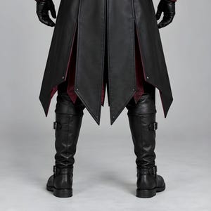 Front and back views of a handmade black and burgundy leather plague doctor costume featuring a long gothic coat, quilted red panels, lace-up chest, buckle closures, waist belt, fur-trimmed shoulders, high collar, split coat tails, matching leather bracers, black gloves, pants, tall boots, wide-brim hat, and classic beak mask with round red lenses. Ideal for Halloween cosplay, gothic steampunk events, Renaissance fairs, LARP, costume parties, stage performances, and dark fantasy looks.