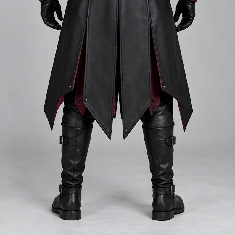 Front and back views of a handmade black and burgundy leather plague doctor costume featuring a long gothic coat, quilted red panels, lace-up chest, buckle closures, waist belt, fur-trimmed shoulders, high collar, split coat tails, matching leather bracers, black gloves, pants, tall boots, wide-brim hat, and classic beak mask with round red lenses. Ideal for Halloween cosplay, gothic steampunk events, Renaissance fairs, LARP, costume parties, stage performances, and dark fantasy looks.