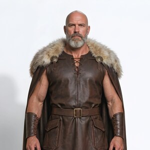 Men’s brown Viking leather tunic with a full-length matching cloak, large light fur shoulder collar, lace-up neckline, wide leather belt, front utility pockets, and matching leather forearm bracers. Front and back views show the sleeveless Norse warrior tunic and long flowing fur-trimmed cloak. Ideal for Viking cosplay, medieval LARP, Renaissance fairs, Halloween, fantasy conventions, stage costumes, and Norse warrior events.