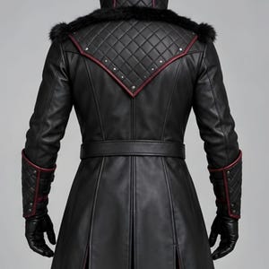 Front and back views of a handmade black and burgundy leather plague doctor costume featuring a long gothic coat, quilted red panels, lace-up chest, buckle closures, waist belt, fur-trimmed shoulders, high collar, split coat tails, matching leather bracers, black gloves, pants, tall boots, wide-brim hat, and classic beak mask with round red lenses. Ideal for Halloween cosplay, gothic steampunk events, Renaissance fairs, LARP, costume parties, stage performances, and dark fantasy looks.