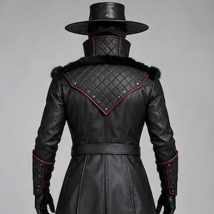 Front and back views of a handmade black and burgundy leather plague doctor costume featuring a long gothic coat, quilted red panels, lace-up chest, buckle closures, waist belt, fur-trimmed shoulders, high collar, split coat tails, matching leather bracers, black gloves, pants, tall boots, wide-brim hat, and classic beak mask with round red lenses. Ideal for Halloween cosplay, gothic steampunk events, Renaissance fairs, LARP, costume parties, stage performances, and dark fantasy looks.