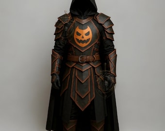 Puede incluir: Un disfraz de Halloween negro y naranja con una capa con capucha y armadura. La armadura tiene un diseño de cara de calabaza en el pecho y está adornada con naranja. El disfraz incluye un cinturón y guantes.