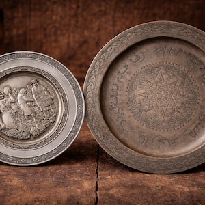 Paar antike, gemeißelte Metallplatten – Antike und orientalische Wanddekoration