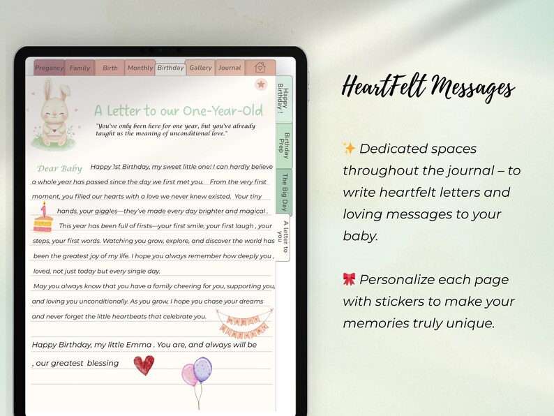 Może przedstawiać: Cyfrowy tablet wyświetlający stronę dziennika dziecka z tekstem "A Letter to our One-Year-Old". Dziennik zawiera wskaz&oacute;wki dotyczące szczerych wiadomości i miejsca na naklejki, aby spersonalizować wspomnienia.