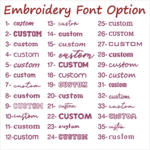 Puede incluir: Un fondo blanco muestra 36 opciones de fuentes de bordado. El t&iacute;tulo "Embroidery Font Option" est&aacute; en escritura roja. Cada fuente est&aacute; numerada y muestra la palabra "custom" en varios estilos.