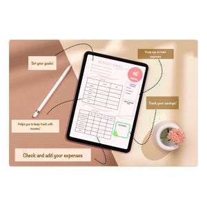 Op de afbeelding: Een digitaal budgetblad weergegeven op een tablet, met een witte stylus. Het blad bevat secties voor inkomsten, uitgaven en besparingen, met de tekst "Budget Sheet" en "Goal". Een kleine vaas met een roze bloem is ook aanwezig.