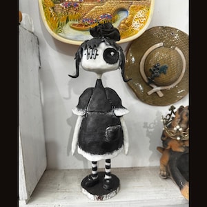 Handgemachte Gothic Mädchen Figur – Tim Burton Style gruselig süße Puppe Skulptur – Schwarz & Weiß Makaber Wohnkultur