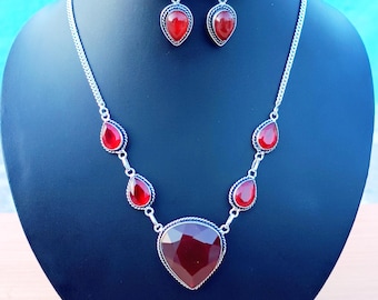 Sieradenset met rode granaat, sterlingverzilverde ketting en oorbellen