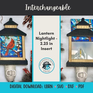 Puede incluir: Una luz de noche de linterna de madera con una inserción de 5,7 cm. La linterna tiene un techo negro y un marco dorado. Una linterna presenta un diseño de vidriera con un cardenal rojo. La otra tiene una inserción transparente. El texto "Interchangeable" está en la parte superior.