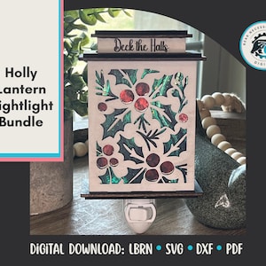 以下が含まれることがあります： ヒイラギとベリーのデザインの木製ナイトライト。長方形のナイトライトには、切り抜かれたヒイラギの葉と赤いベリーのアクセントがあります。ナイトライトの上部には「Deck the Halls」と書かれています。ナイトライトはコンセントに差し込まれています。