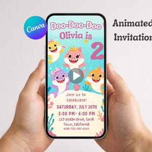 Puede incluir: Invitación de cumpleaños animada en la pantalla de un smartphone. La invitación presenta dibujos de tiburones y el texto "Doo-Doo-Doo Olivia cumple 2 años". Incluye detalles de la fiesta: fecha, hora y lugar.