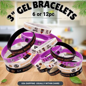 Pu&ograve; includere: Una collezione di braccialetti in gel da 7,6 cm in nero, bianco e viola. I braccialetti presentano disegni di personaggi e la scritta "NIGHTMARE BEFORE CHRISTMAS". L'immagine mostra una variet&agrave; di braccialetti, alcuni impilati e altri sparsi.