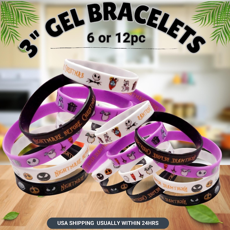 Pu&ograve; includere: Una collezione di braccialetti in gel da 7,6 cm in nero, bianco e viola. I braccialetti presentano disegni di personaggi e la scritta "NIGHTMARE BEFORE CHRISTMAS". L'immagine mostra una variet&agrave; di braccialetti, alcuni impilati e altri sparsi.