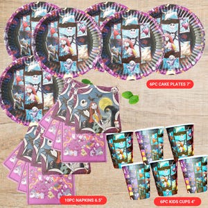 Pu&ograve; includere: Un set di articoli per feste a tema cartone animato spettrale, tra cui piatti, tovaglioli e bicchieri. I piatti hanno un diametro di 17,78 cm, i tovaglioli misurano 16,51 cm e i bicchieri 10,16 cm. Il set include il testo "6PC CAKE PLATES 7", "10PC NAPKINS 6.5" e "6PC KIDS CUPS 4".