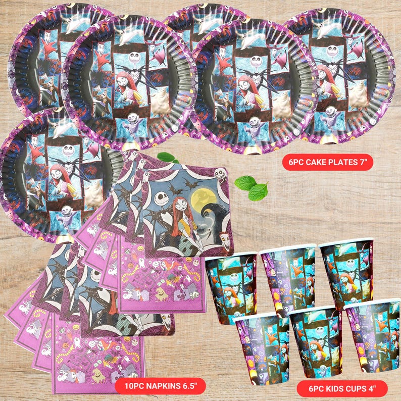 Pu&ograve; includere: Un set di articoli per feste a tema cartone animato spettrale, tra cui piatti, tovaglioli e bicchieri. I piatti hanno un diametro di 17,78 cm, i tovaglioli misurano 16,51 cm e i bicchieri 10,16 cm. Il set include il testo "6PC CAKE PLATES 7", "10PC NAPKINS 6.5" e "6PC KIDS CUPS 4".