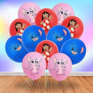 Puede incluir: Un conjunto de globos coloridos con personajes de la pel&iacute;cula animada Lilo & Stitch. Los globos son de color rosa, rojo y azul, con im&aacute;genes de Stitch y Lilo. Los globos est&aacute;n atados con cintas de colores.