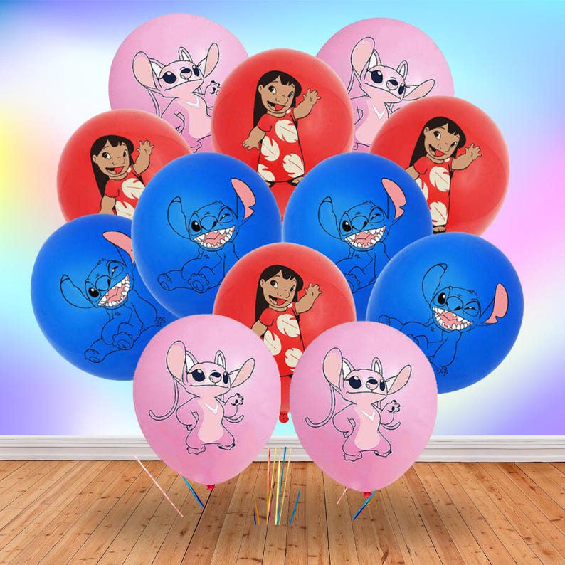 Puede incluir: Un conjunto de globos coloridos con personajes de la pel&iacute;cula animada Lilo & Stitch. Los globos son de color rosa, rojo y azul, con im&aacute;genes de Stitch y Lilo. Los globos est&aacute;n atados con cintas de colores.