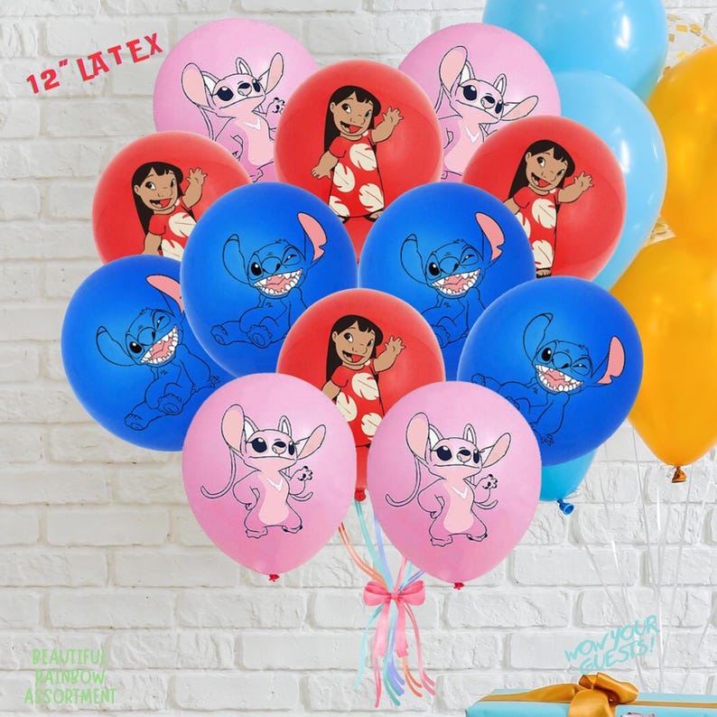 Puede incluir: Una colecci&oacute;n de globos de l&aacute;tex de 12 pulgadas en varios colores, con personajes de dibujos animados. Los globos incluyen azul, rojo y rosa, con im&aacute;genes de Stitch y Lilo. Algunos globos son amarillos y azules. El texto "WOW YOUR GUESTS!" es visible.