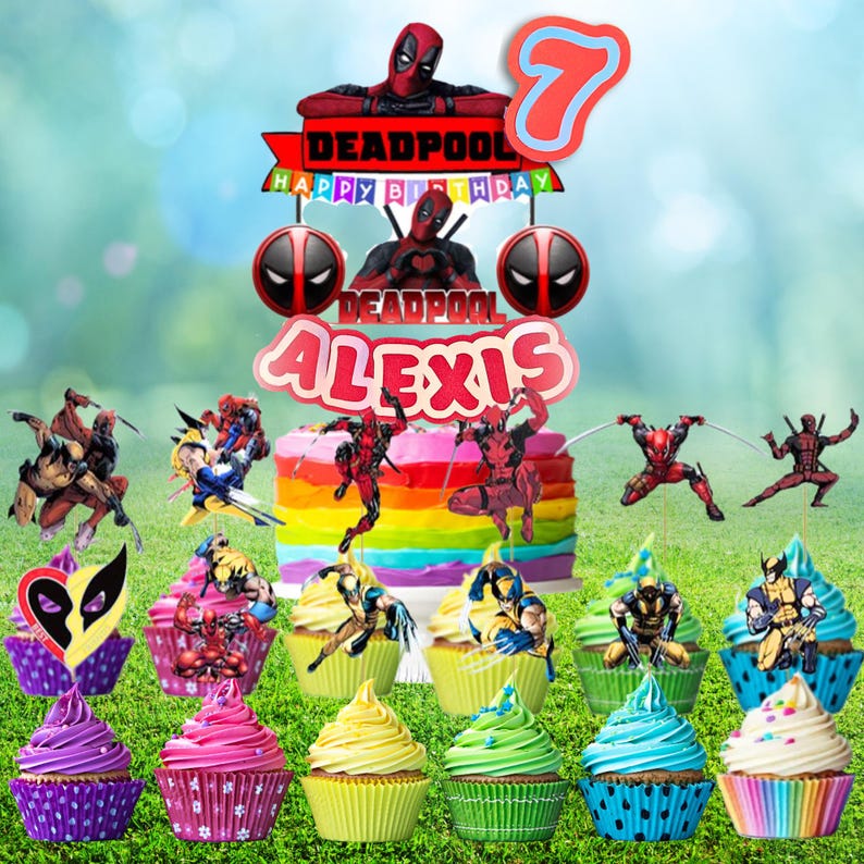 Puede incluir: Una colorida tarta de cumplea&ntilde;os con decoraciones de Deadpool y cupcakes. La tarta tiene un dise&ntilde;o de arco&iacute;ris y est&aacute; adornada con figuras de Deadpool y el nombre "Alexis". Los cupcakes presentan dise&ntilde;os de superh&eacute;roes.