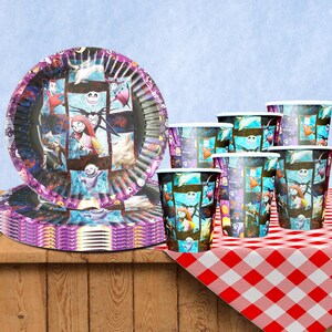 Pu&ograve; includere: Un set di piatti e bicchieri di carta con un motivo viola e nero, con personaggi di Nightmare Before Christmas. I piatti e i bicchieri sono disposti su un tavolo di legno con una tovaglia a scacchi rossi e bianchi.