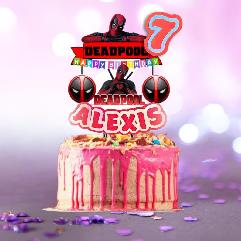 Puede incluir: Una tarta de cumplea&ntilde;os con glaseado rosa y un adorno para tarta con tem&aacute;tica de Deadpool. El adorno incluye el nombre "Alexis", el n&uacute;mero "7" y las palabras "Happy Birthday" y "Deadpool". La tarta est&aacute; decorada con chispas.