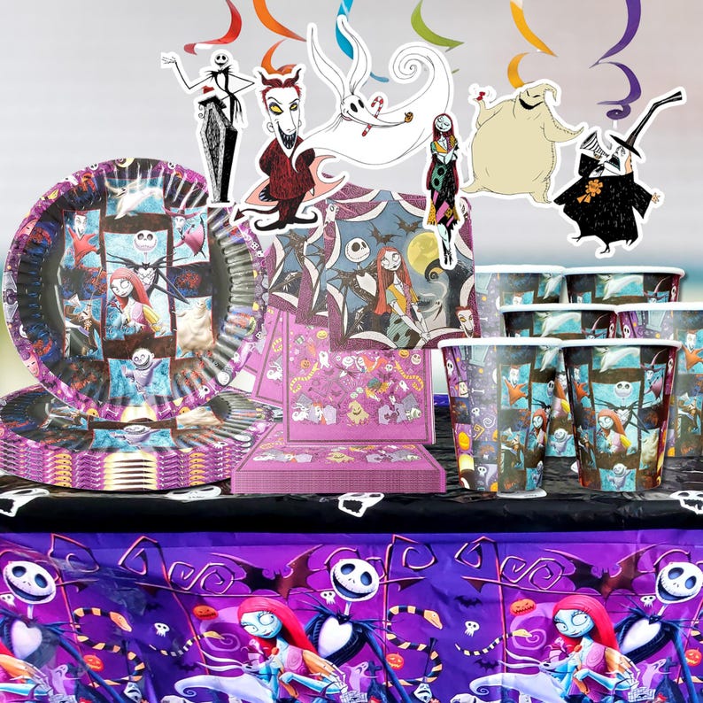 Pu&ograve; includere: Una collezione di articoli per feste a tema Halloween con personaggi di The Nightmare Before Christmas. Include piatti di carta, tovaglioli, bicchieri e un runner da tavolo con disegni di Jack Skellington e Sally. Sono presenti anche ritagli decorativi dei personaggi.