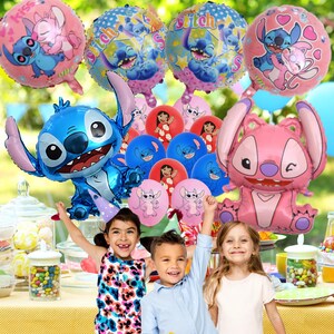 Puede incluir: Una colecci&oacute;n de globos con tem&aacute;tica de Stitch en varias formas y tama&ntilde;os. Los globos presentan al personaje Stitch y su amiga Angel, en tonos azules y rosas. Algunos globos son redondos, otros tienen la forma de Stitch.