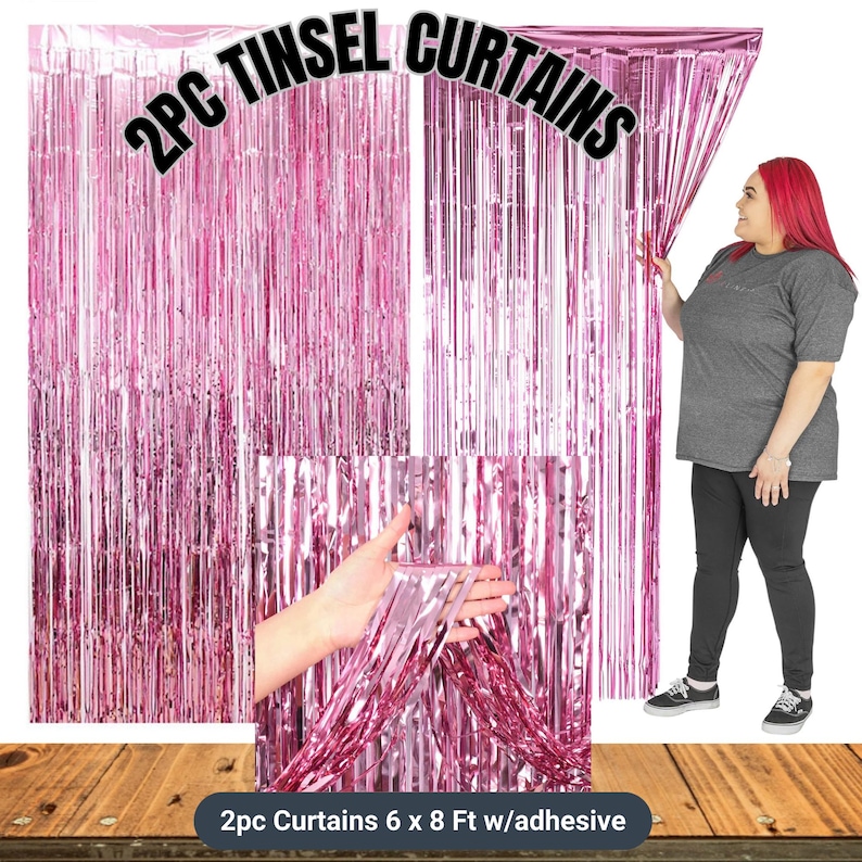 Puede incluir: Cortinas de oropel rosa, 183 cm x 244 cm, con adhesivo. La imagen muestra dos juegos de cortinas de oropel rosa. El texto en la imagen dice "2PC TINSEL CURTAINS". Una persona sostiene la cortina.