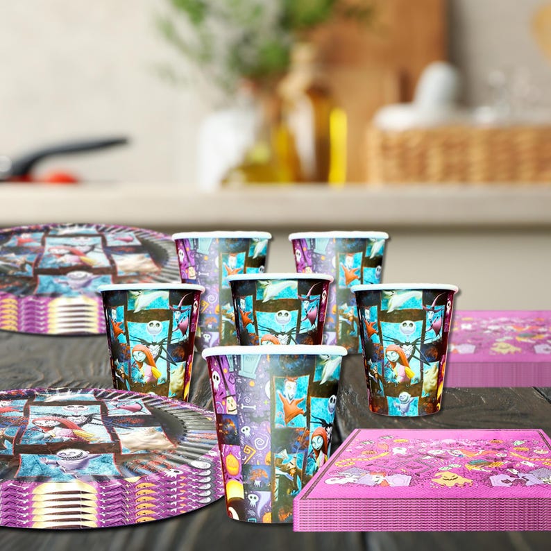 Pu&ograve; includere: Un set di articoli per feste con un collage di personaggi di un popolare film d'animazione. Il set comprende piatti di carta, bicchieri e tovaglioli nei toni del viola, verde acqua e bianco. I piatti e i tovaglioli sono impilati.