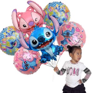 Puede incluir: Un conjunto de globos de aluminio con el personaje Stitch en varias poses y colores, incluyendo azul y rosa. Algunos globos son redondos con dise&ntilde;os de Stitch y corazones. Una ni&ntilde;a sostiene los globos.