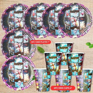 Pu&ograve; includere: Un set di articoli per feste a tema spettrale. L'immagine mostra sei piatti da torta da 17,78 cm e sei bicchieri per bambini da 10,16 cm. I piatti e i bicchieri hanno un design colorato con personaggi di un popolare film d'animazione.