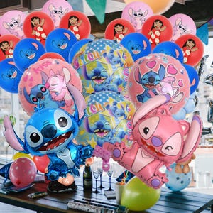 Puede incluir: Una colecci&oacute;n de globos coloridos con personajes de la pel&iacute;cula animada Lilo & Stitch. Los globos incluyen dise&ntilde;os azules, rosas y rojos con im&aacute;genes de Stitch y Angel. Algunos globos son de aluminio y otros de l&aacute;tex.