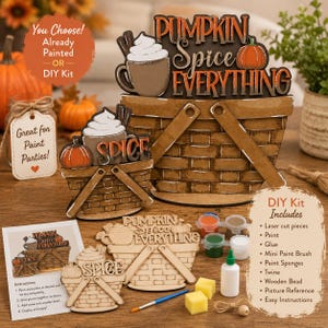 Puede incluir: Un kit de manualidades de madera con dos letreros en forma de cesta con el texto PUMPKIN SPICE EVERYTHING y SPICE. El kit incluye piezas de madera cortadas con láser, botes de pintura, un pincel, esponjas, pegamento, cuerda y una cuenta de madera.