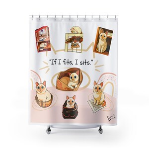 Könnte beinhalten: Weißer Duschvorhang mit Cartoon-Katzen in verschiedenen Posen, mit dem Text "If I fits, I sits." Die Katzen werden in verschiedenen Umgebungen dargestellt, darunter eine Kiste, ein Korb und ein Bücherregal. Das Design umfasst einen rosa und weißen Hintergrund.