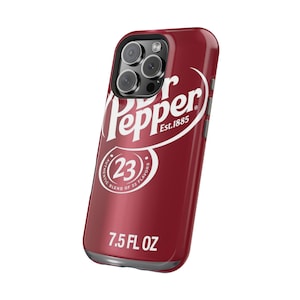 Könnte beinhalten: Burgunderfarbene Handyhülle mit dem Dr. Pepper-Logo. Die Hülle ahmt das Design einer Dr. Pepper-Dose nach, mit dem Markennamen in Weiß, dem Text "Est.1885" und dem Emblem "23 Authentic Blend of 23 Flavors". Unten steht "7.5 FL OZ".