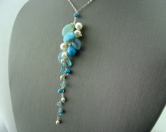 Collar en cascada de perlas, turquesa, apatita y calcedonia azul aguamarina · Plata de ley 925 · Joyería artesanal con piedras preciosas · Regalo elegante para ella