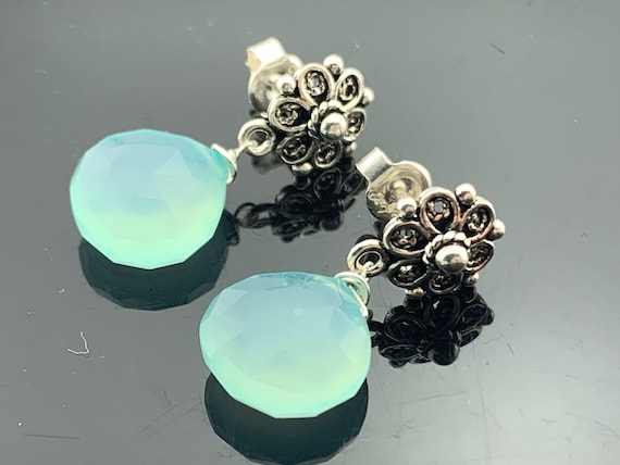 Chalcedony イヤリング アクアライトブルー スムースシンプルダングルデイリーティアドロップ K10 地中海の美しい滴 一粒シーブルーカルセドニー(トリリアントカット