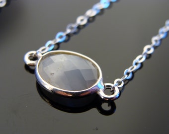 Collana con pietra di luna incastonata a castone · Catena a maglie in argento sterling 925 · Gioielli con pietra di luna arcobaleno