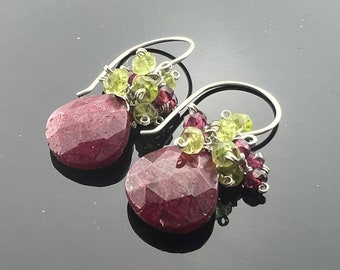 Cadeau de boucles d'oreilles en grappes rubis et grenat et péridot en argent sterling 925 ou or 14 carats