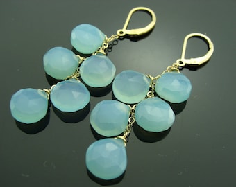 Waterblauwe chalcedooncascade · 14k gold filled of 925 sterlingzilver · Leverback-oorbellen